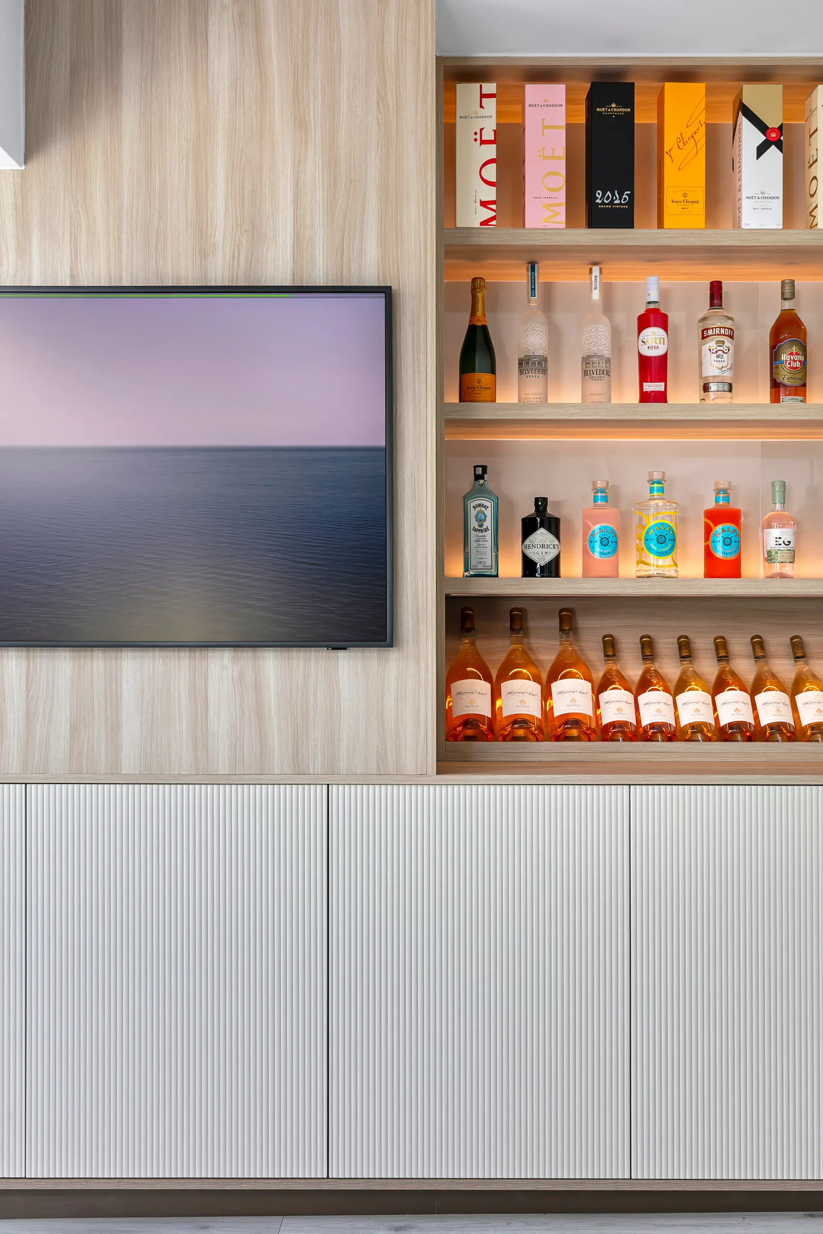 Leathley House, joinery detail with an integrated screen above the bar
